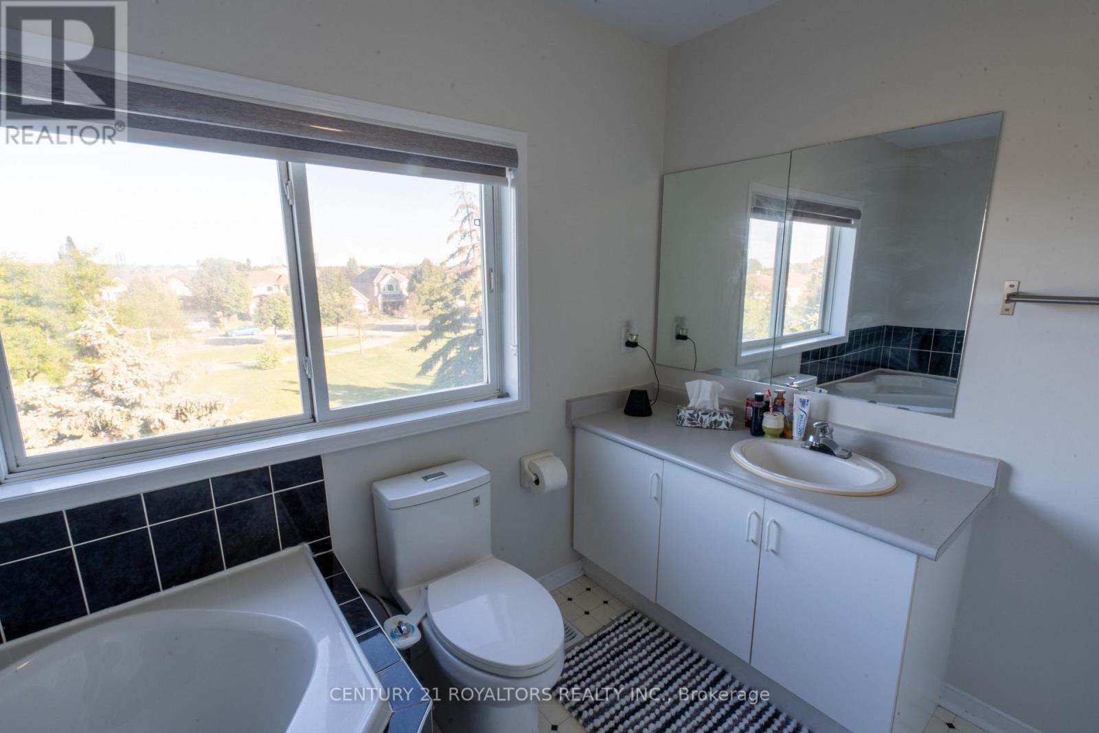 Photo 32 of 28 Spadina Road, Brampton ON