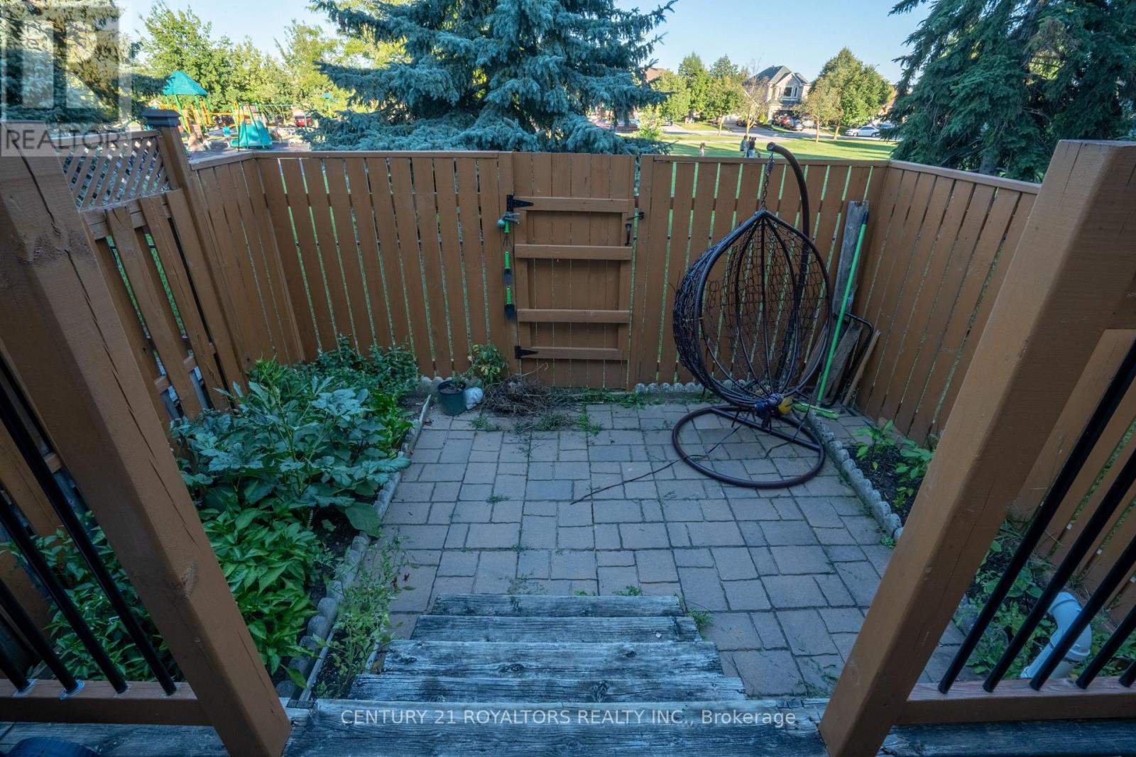 Photo 37 of 28 Spadina Road, Brampton ON