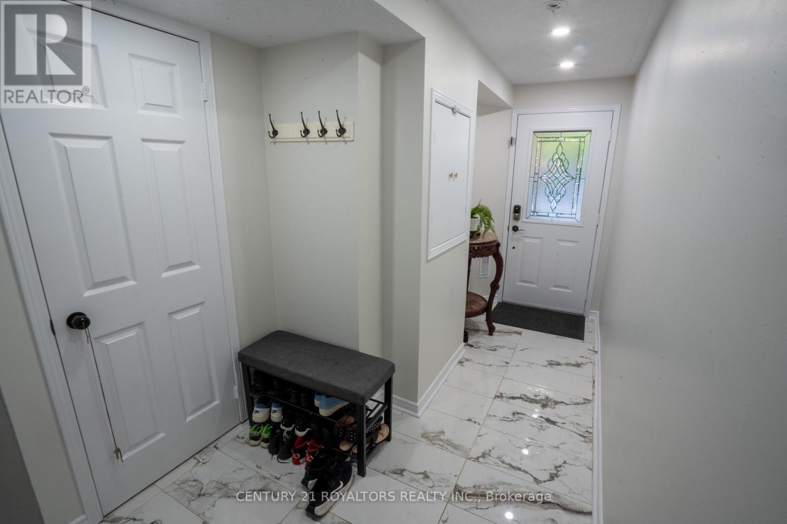 Photo 4 of 28 Spadina Road, Brampton ON
