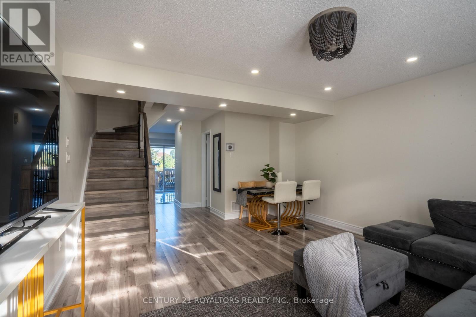 Photo 6 of 28 Spadina Road, Brampton ON