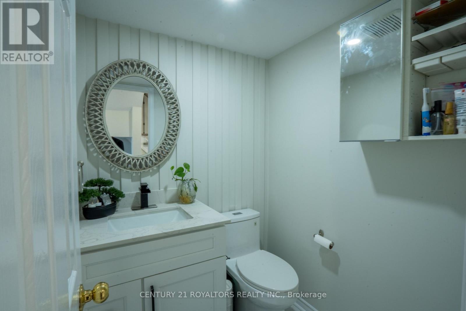 Photo 8 of 28 Spadina Road, Brampton ON