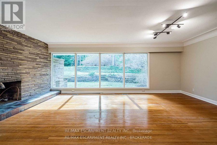 Photo 12 of 56 Mansfield Drive, Hamilton ON