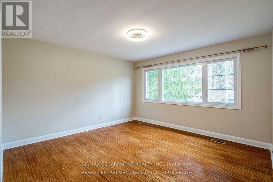 Photo 16 of 56 Mansfield Drive, Hamilton ON