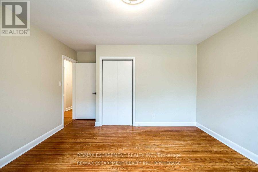 Photo 17 of 56 Mansfield Drive, Hamilton ON