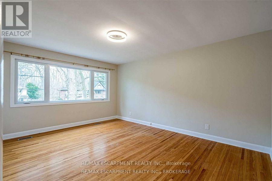 Photo 18 of 56 Mansfield Drive, Hamilton ON