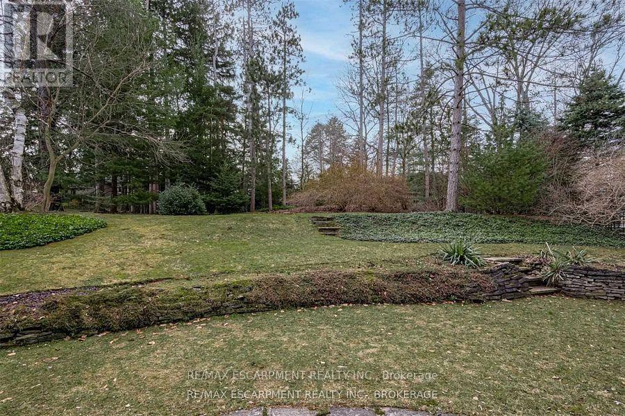 Photo 2 of 56 Mansfield Drive, Hamilton ON