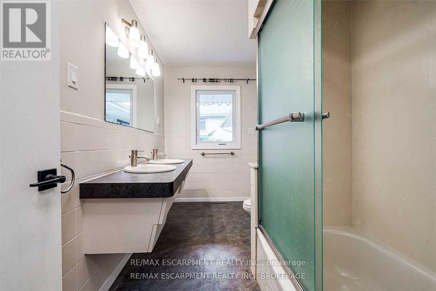 Photo 21 of 56 Mansfield Drive, Hamilton ON