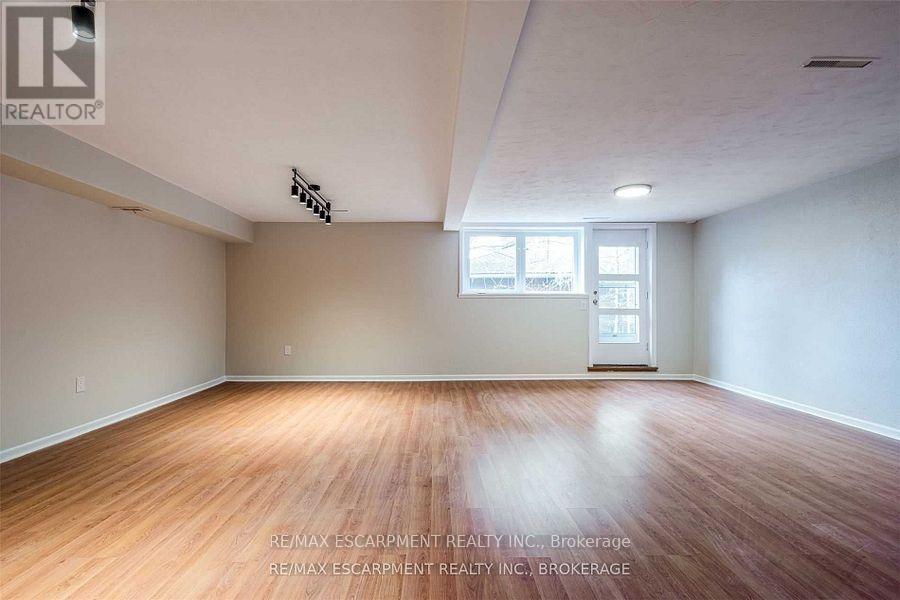 Photo 23 of 56 Mansfield Drive, Hamilton ON