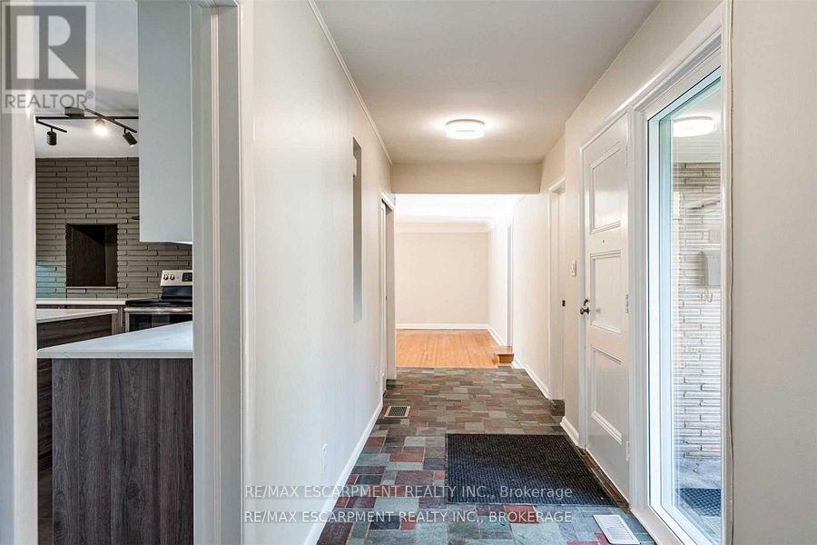Photo 3 of 56 Mansfield Drive, Hamilton ON
