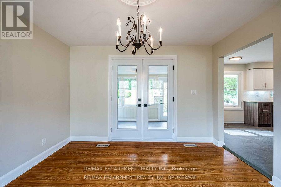 Photo 4 of 56 Mansfield Drive, Hamilton ON