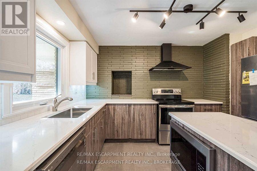 Photo 8 of 56 Mansfield Drive, Hamilton ON