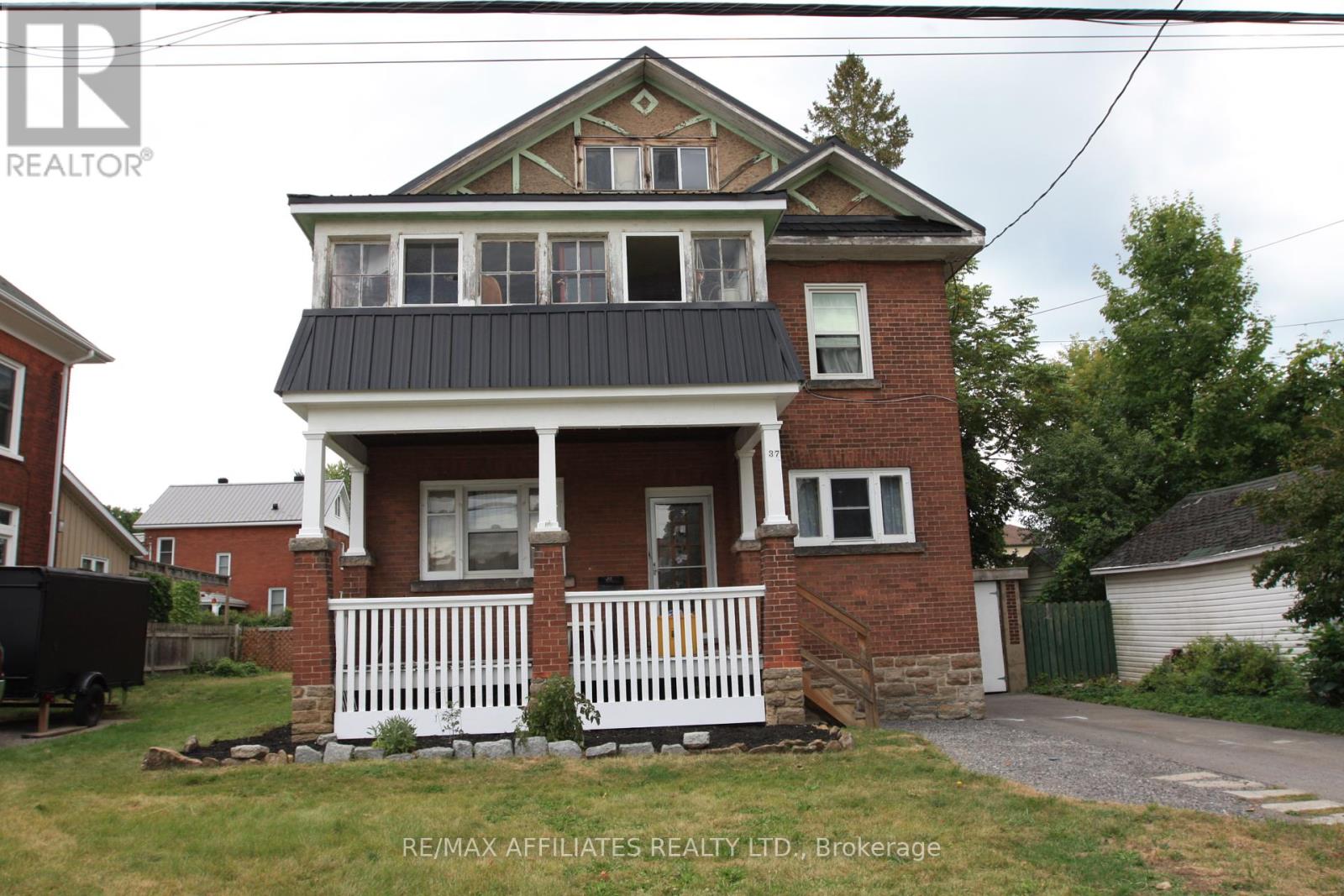 Photo 2 of 37 Mcgill Street S, Smiths Falls ON