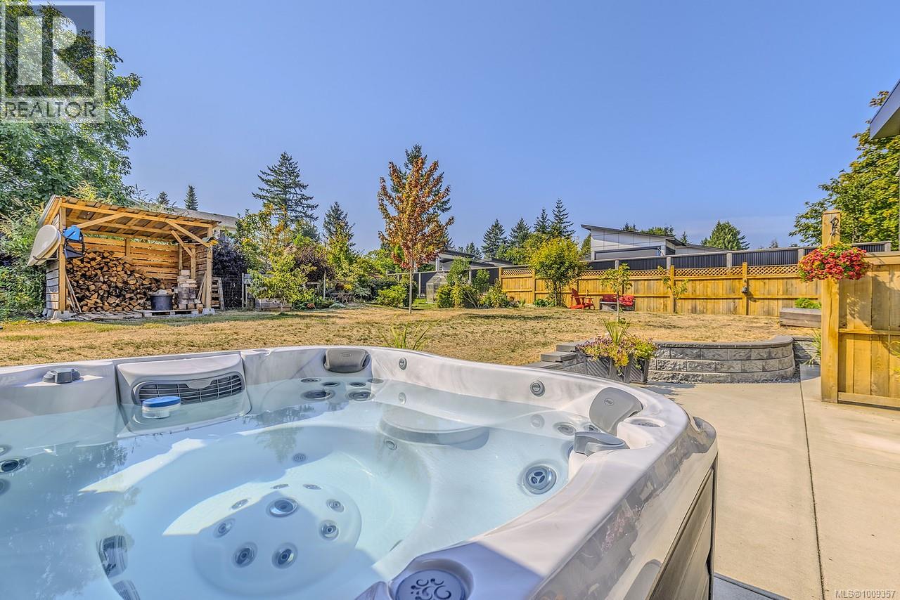 Photo 11 of 7273 Bayview Rd, Lantzville BC