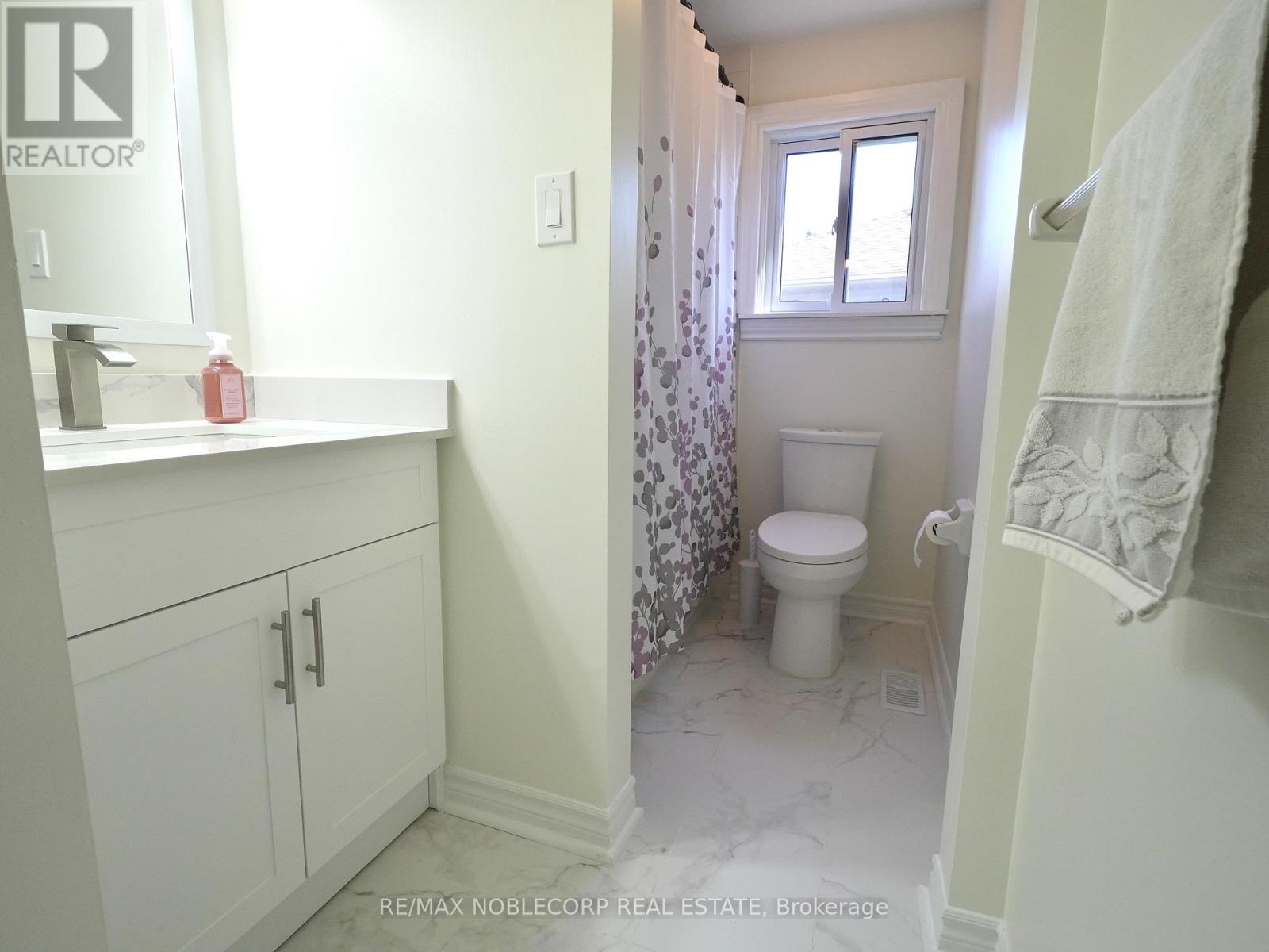 Photo 25 of 62 Oshaughnessy Crescent, Barrie ON