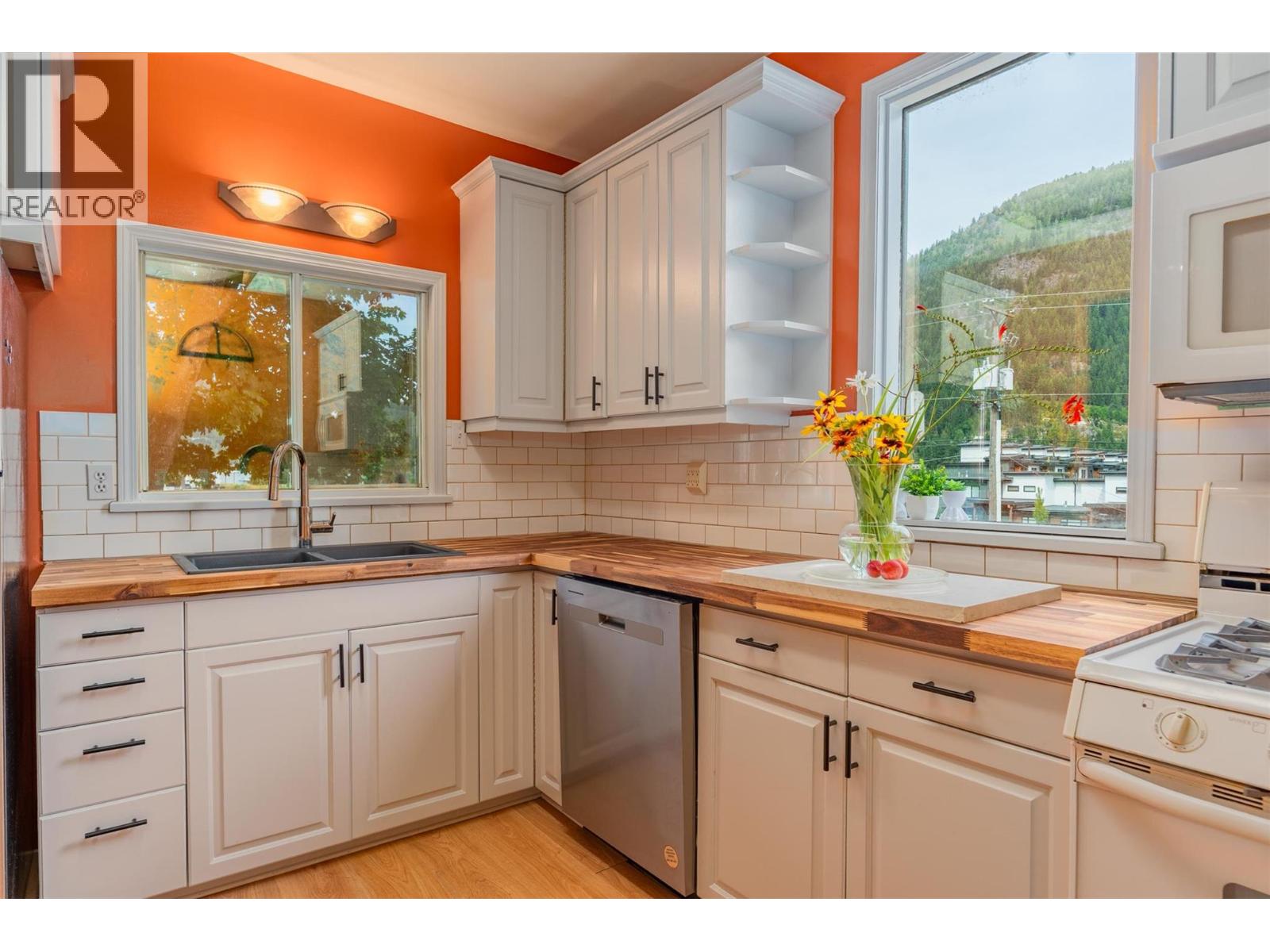915 FRONT Street, Nelson