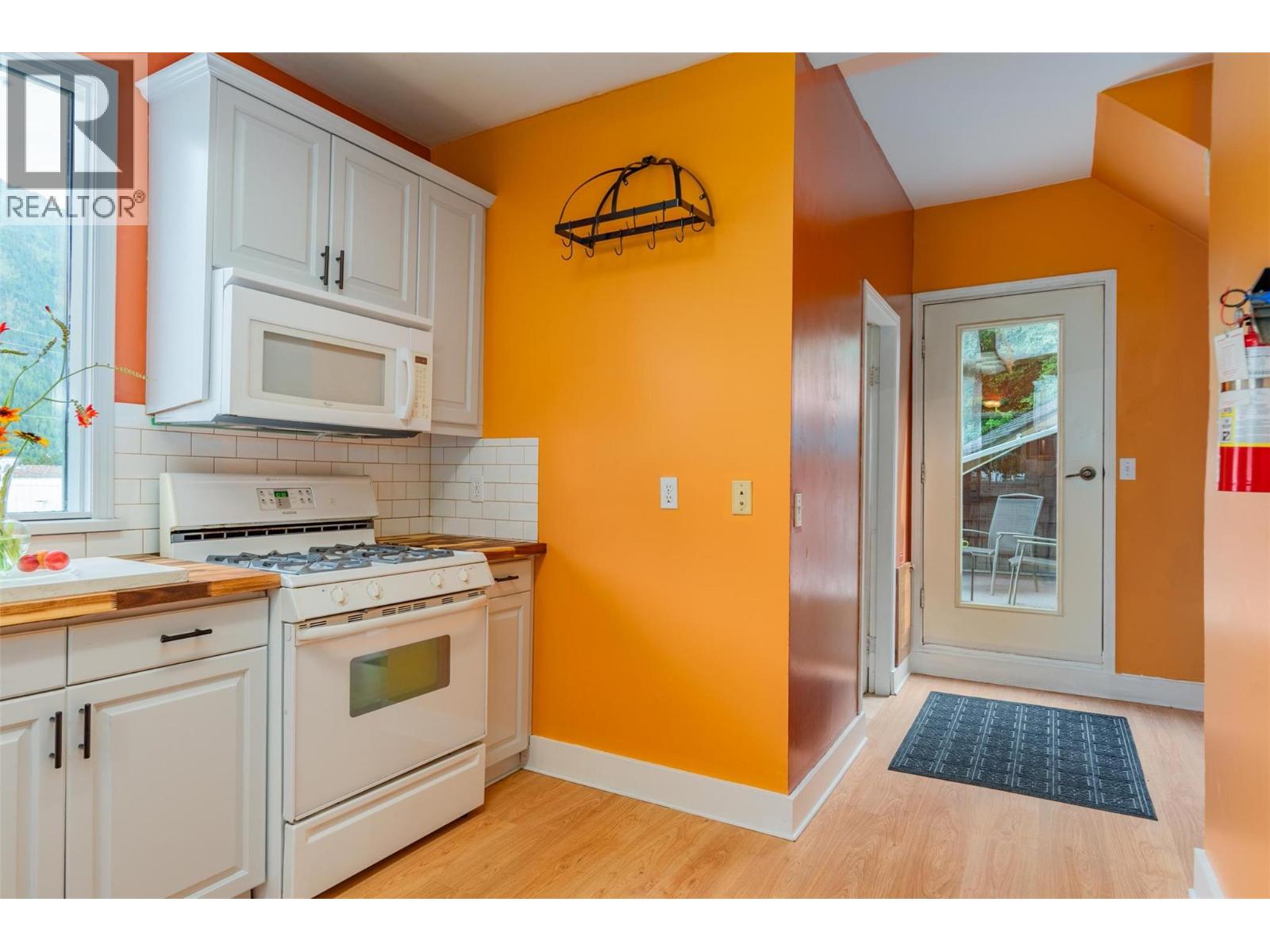915 FRONT Street, Nelson