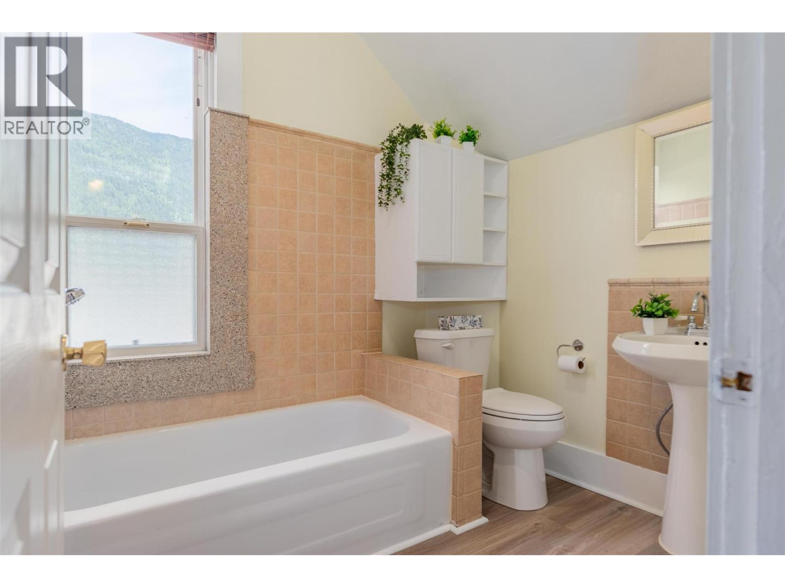 915 FRONT Street, Nelson