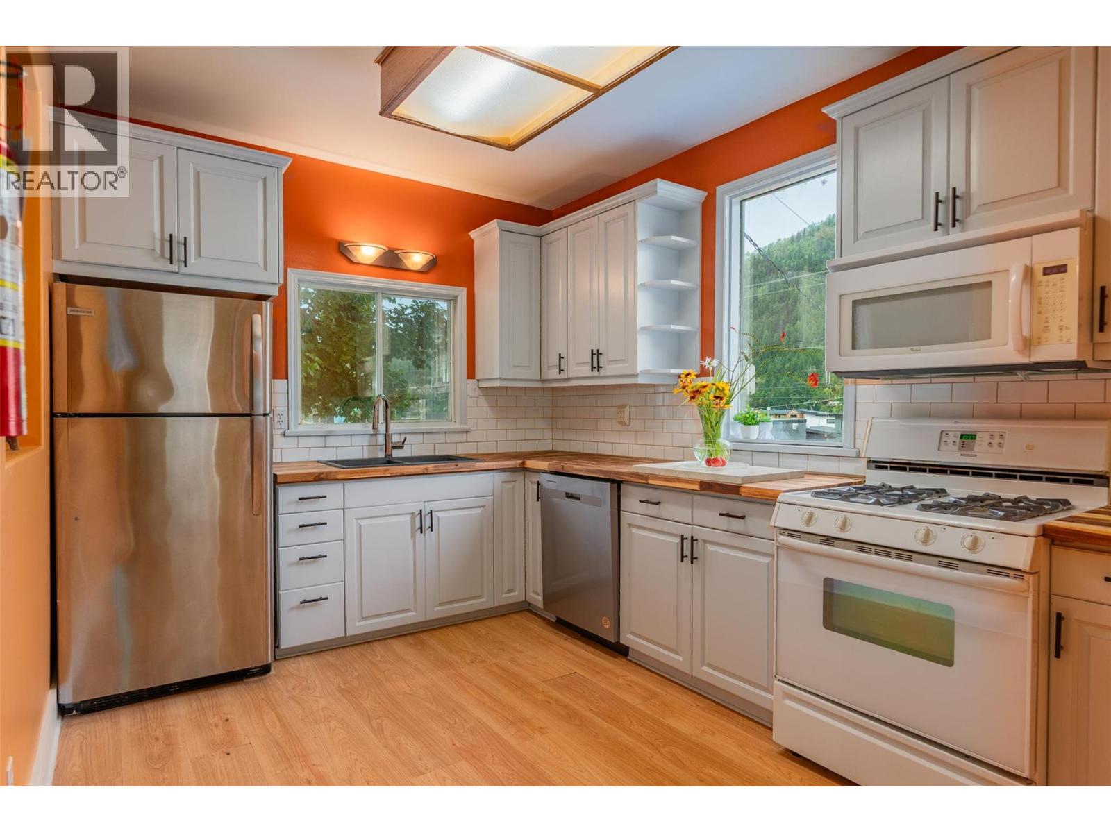 915 FRONT Street, Nelson