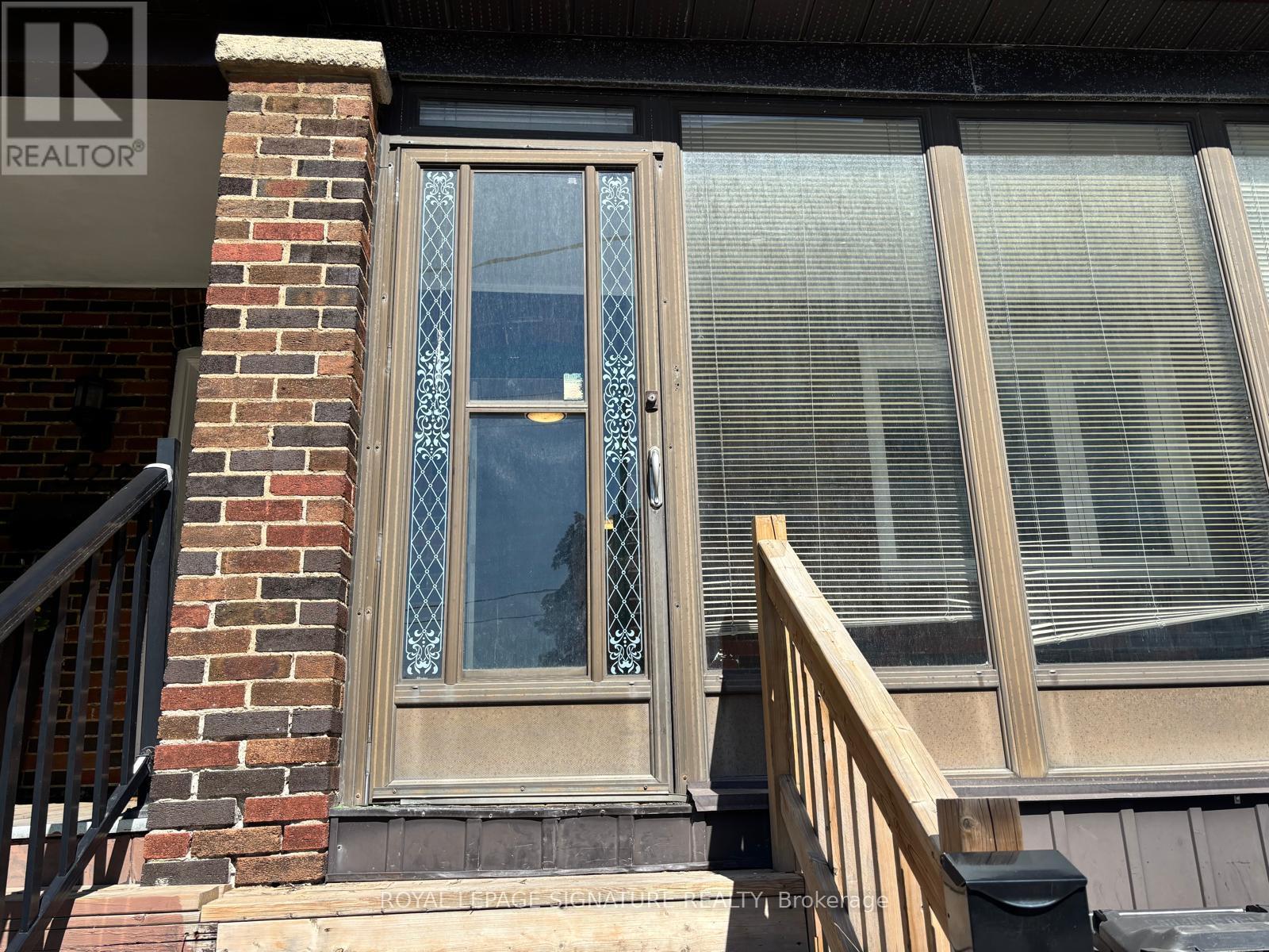 Photo 2 of 524 Eglinton Avenue E, Toronto ON