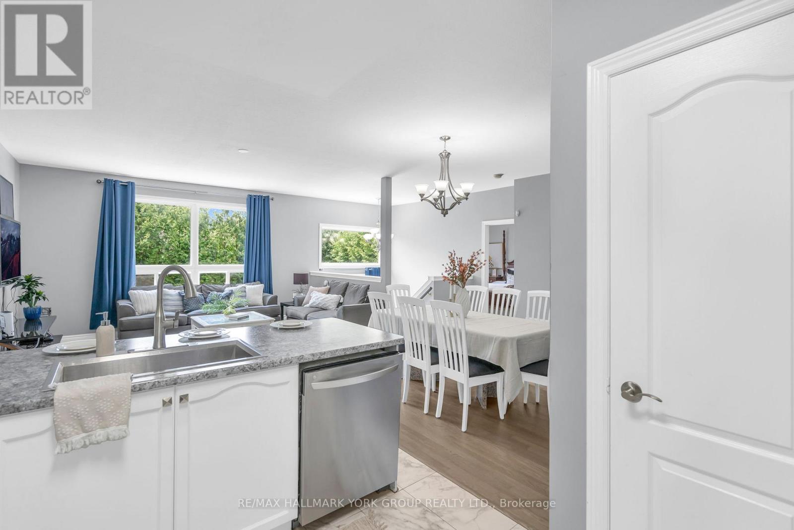 Photo 10 of 39 Farley Circle, Georgina ON