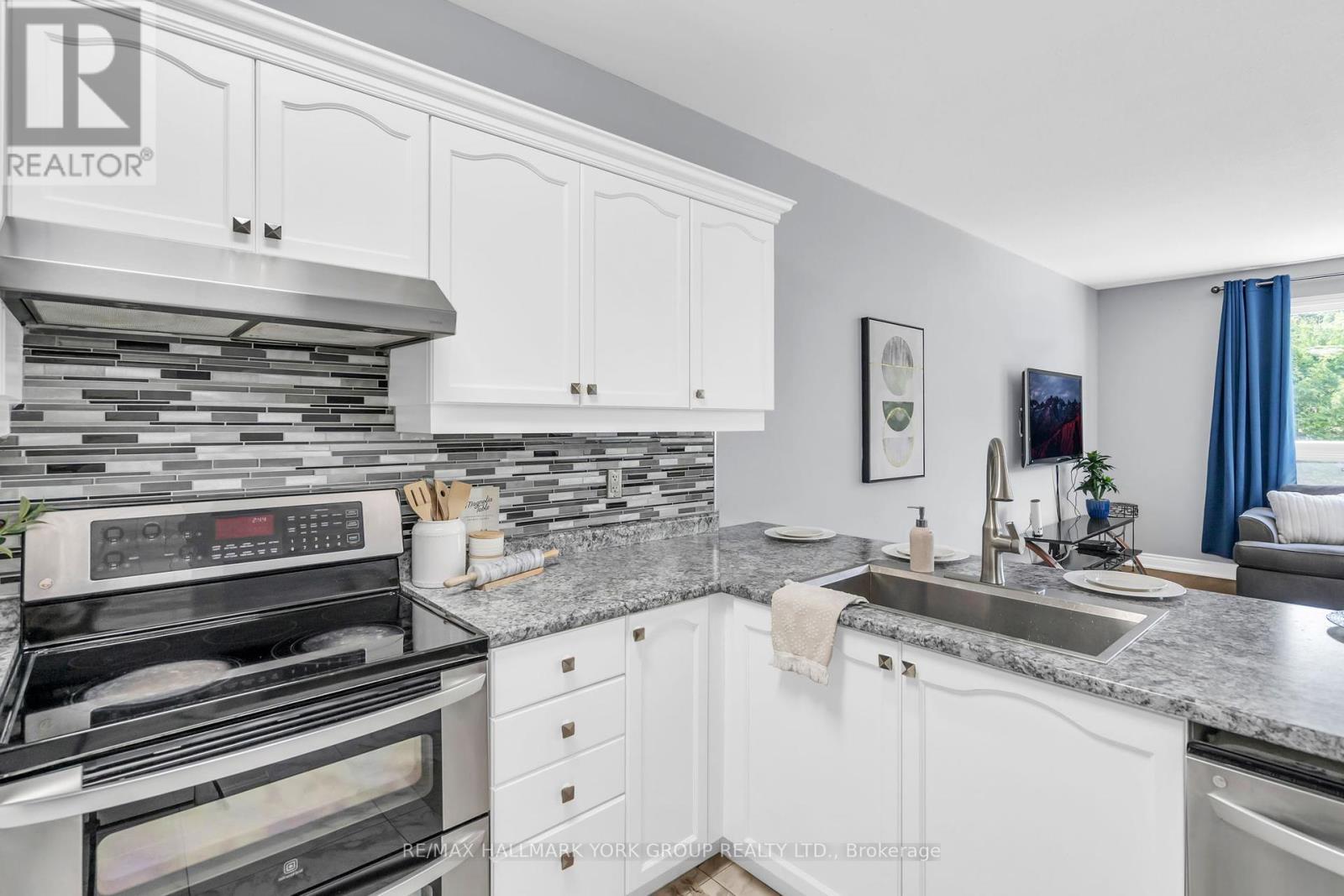Photo 11 of 39 Farley Circle, Georgina ON
