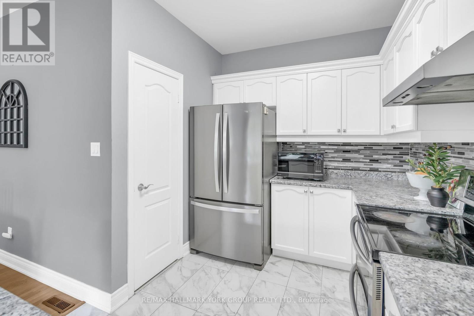 Photo 12 of 39 Farley Circle, Georgina ON