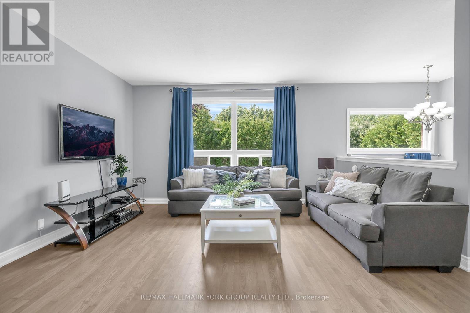 Photo 13 of 39 Farley Circle, Georgina ON