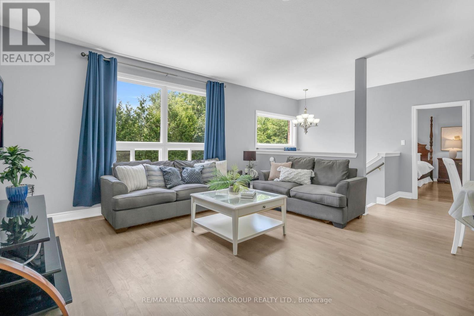 Photo 15 of 39 Farley Circle, Georgina ON