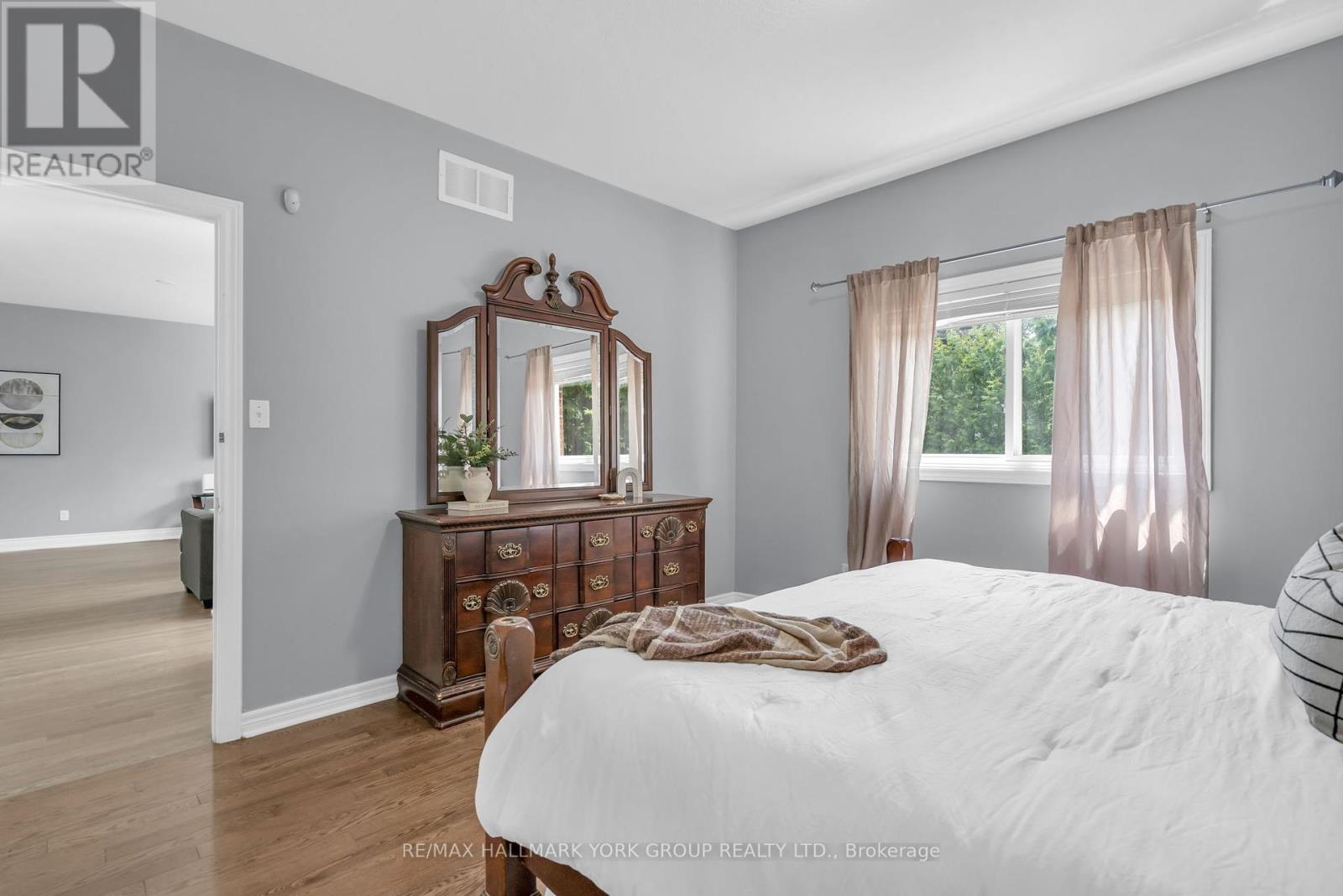Photo 20 of 39 Farley Circle, Georgina ON