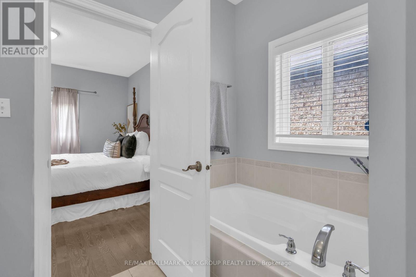 Photo 22 of 39 Farley Circle, Georgina ON