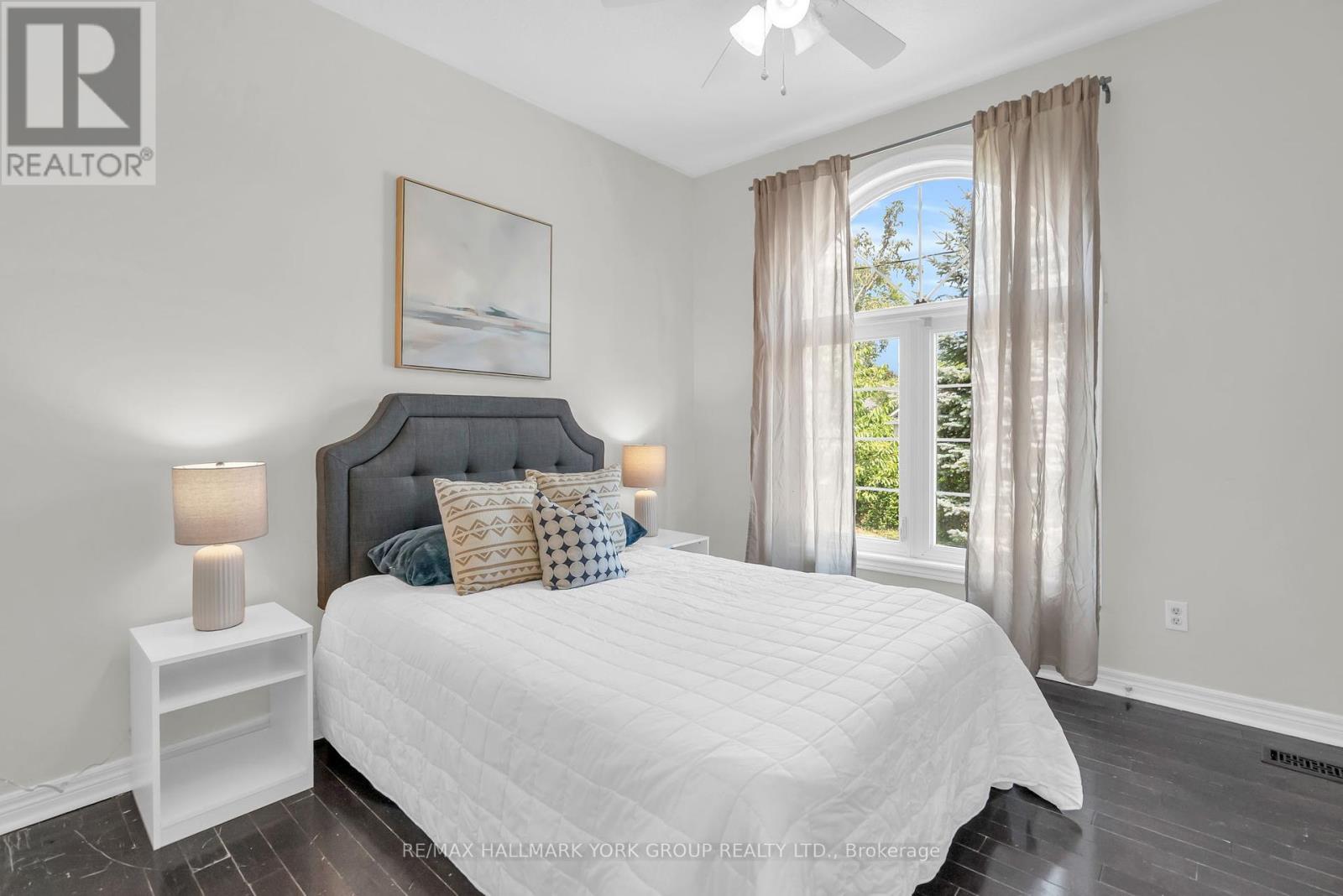 Photo 23 of 39 Farley Circle, Georgina ON