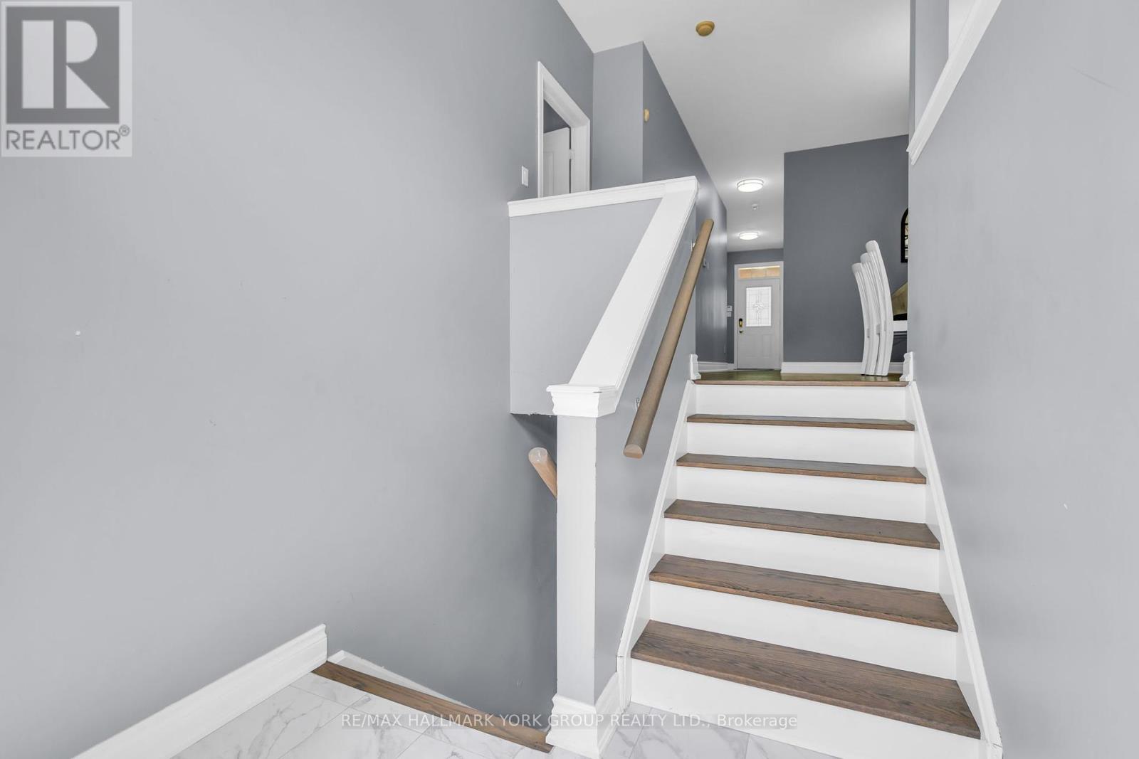 Photo 28 of 39 Farley Circle, Georgina ON