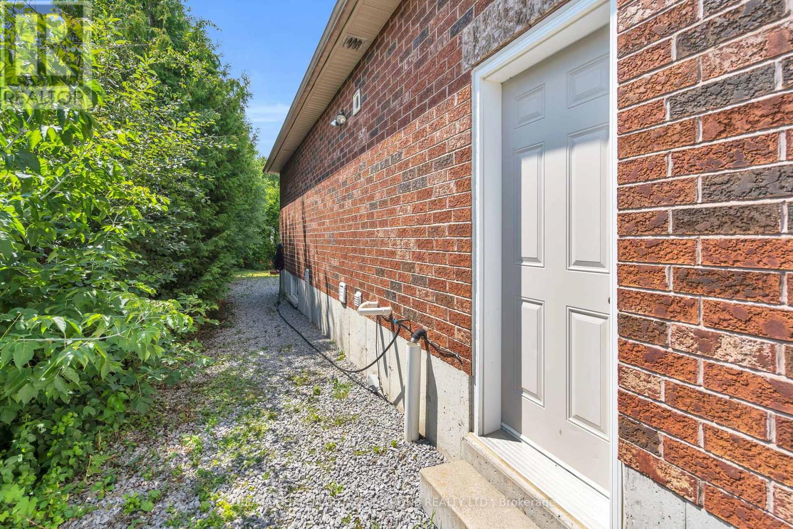 Photo 34 of 39 Farley Circle, Georgina ON