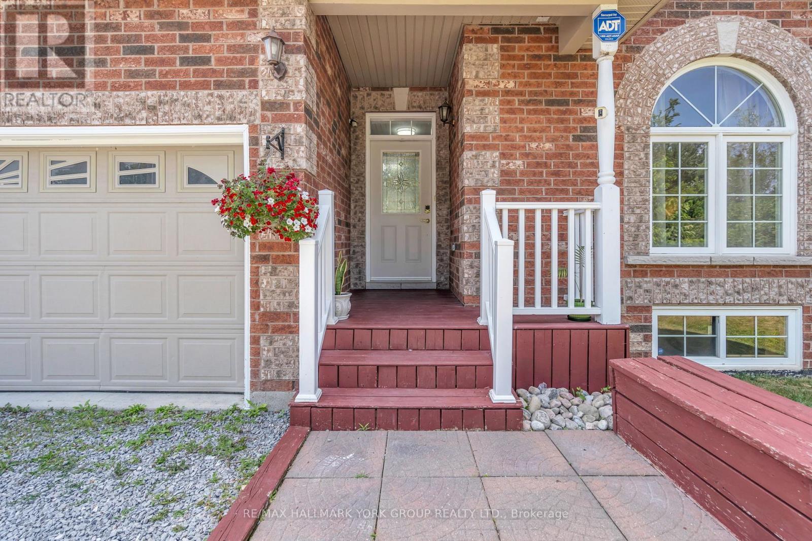 Photo 4 of 39 Farley Circle, Georgina ON