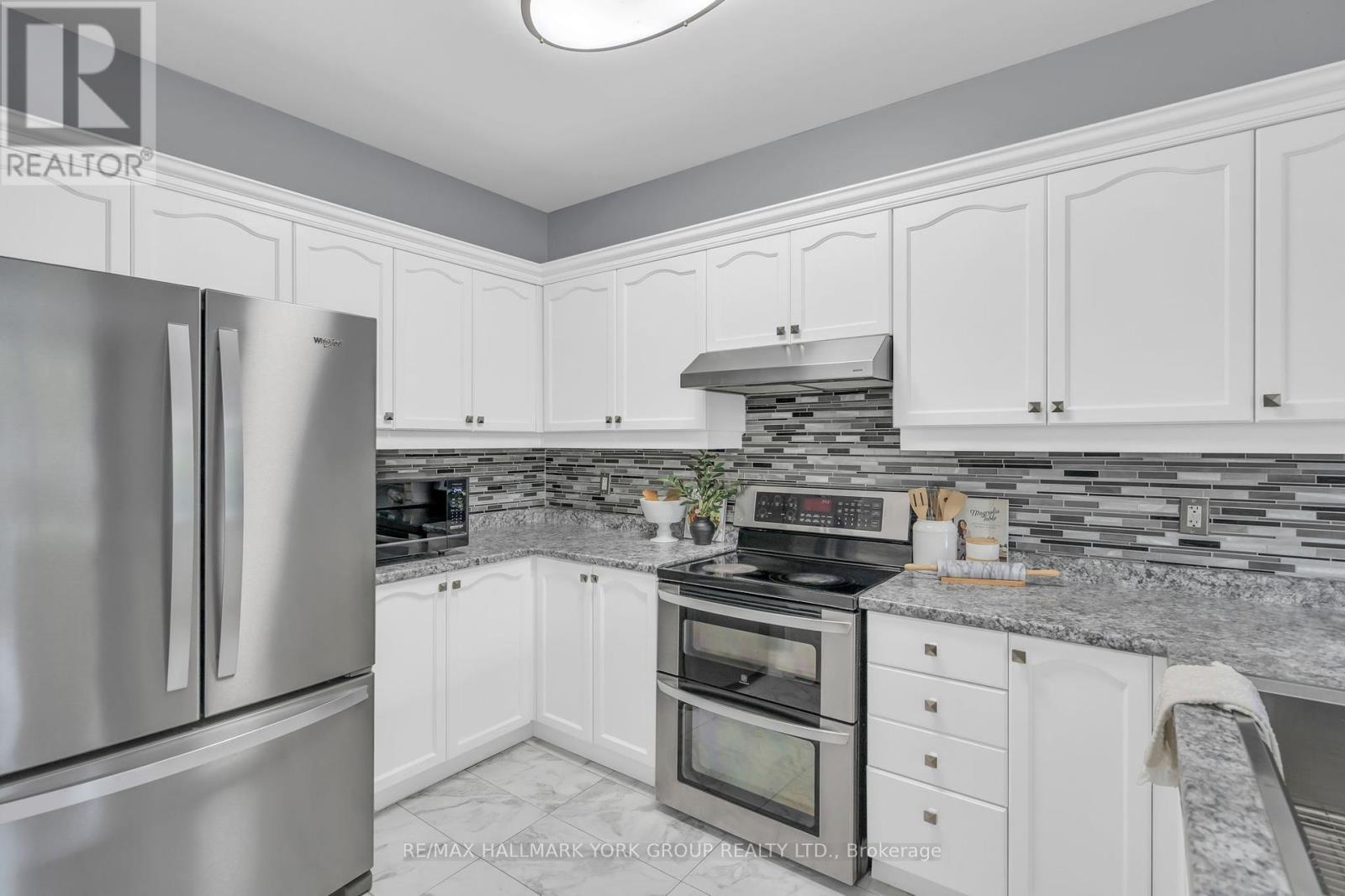 Photo 9 of 39 Farley Circle, Georgina ON