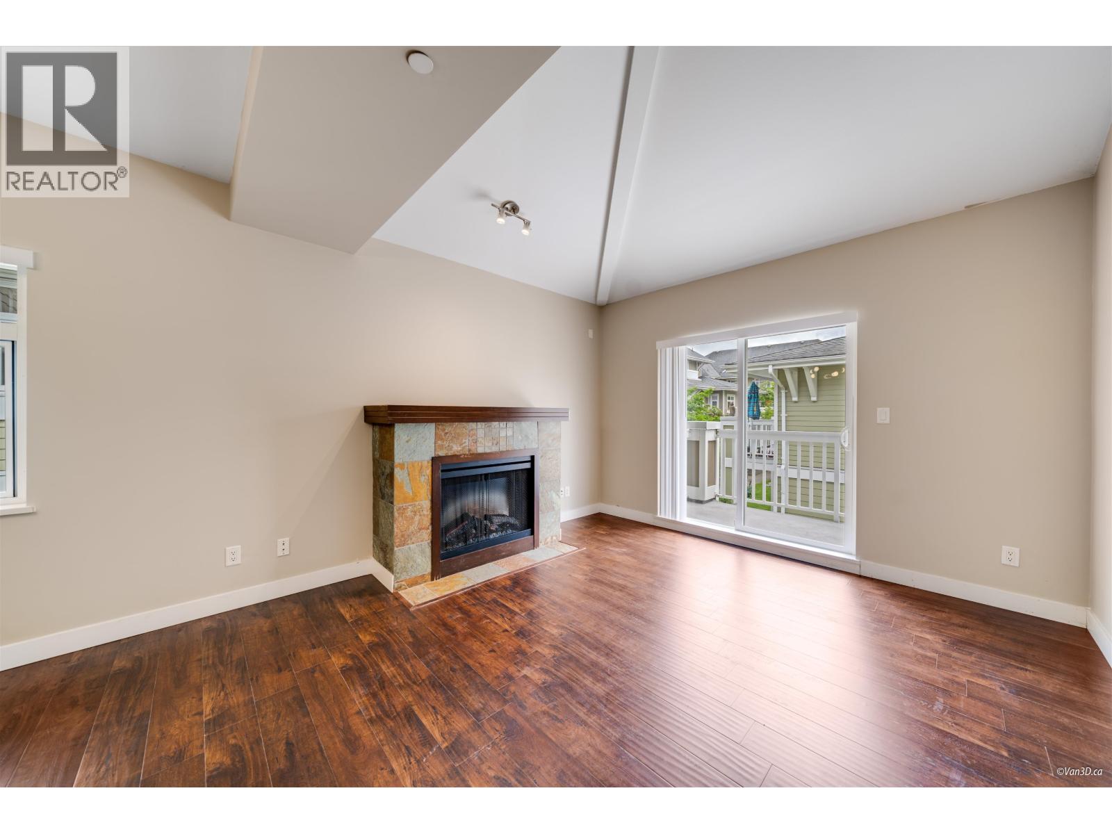 Photo 10 of 18 7388 Macpherson Avenue, Burnaby BC
