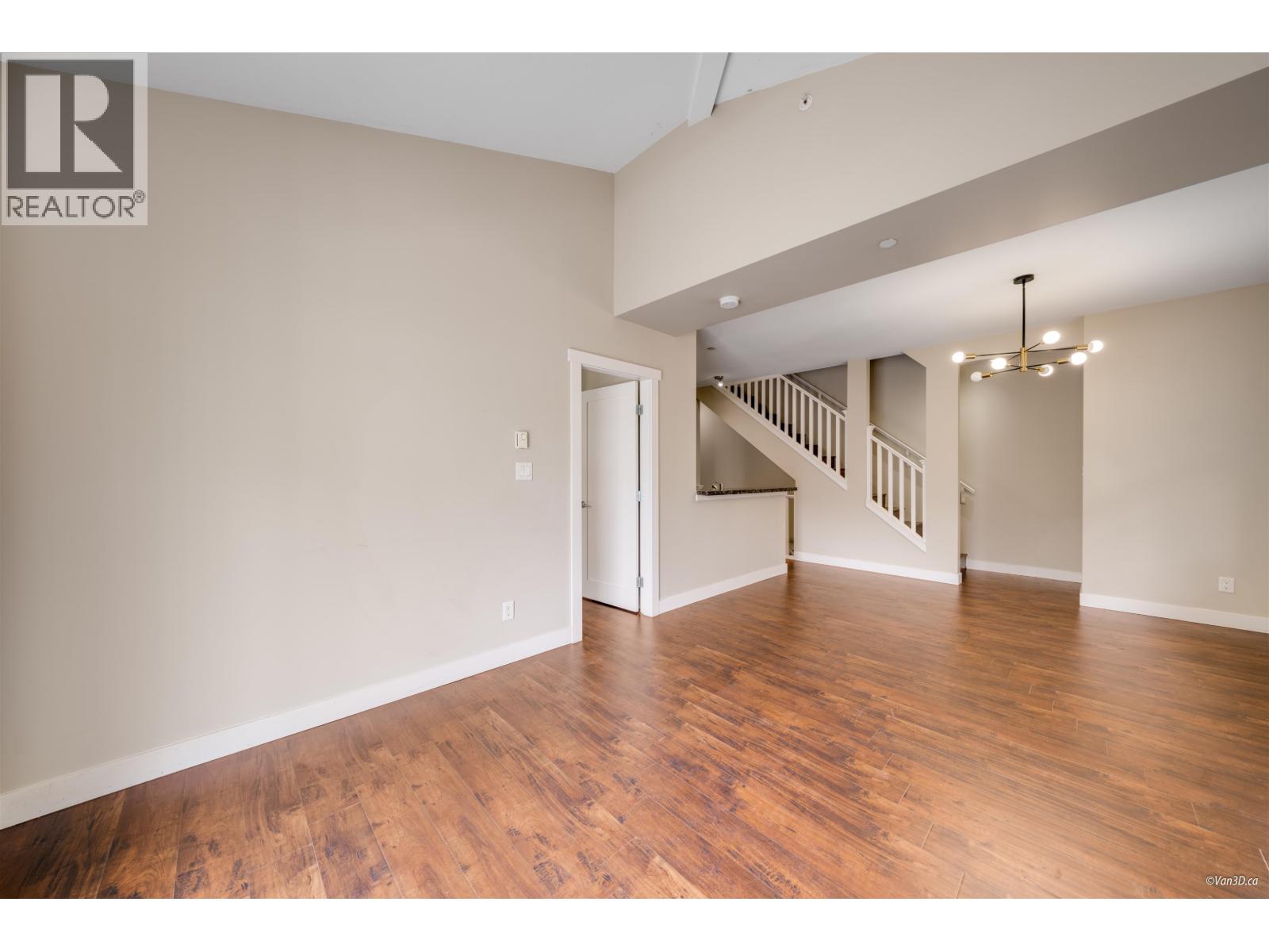 Photo 12 of 18 7388 Macpherson Avenue, Burnaby BC