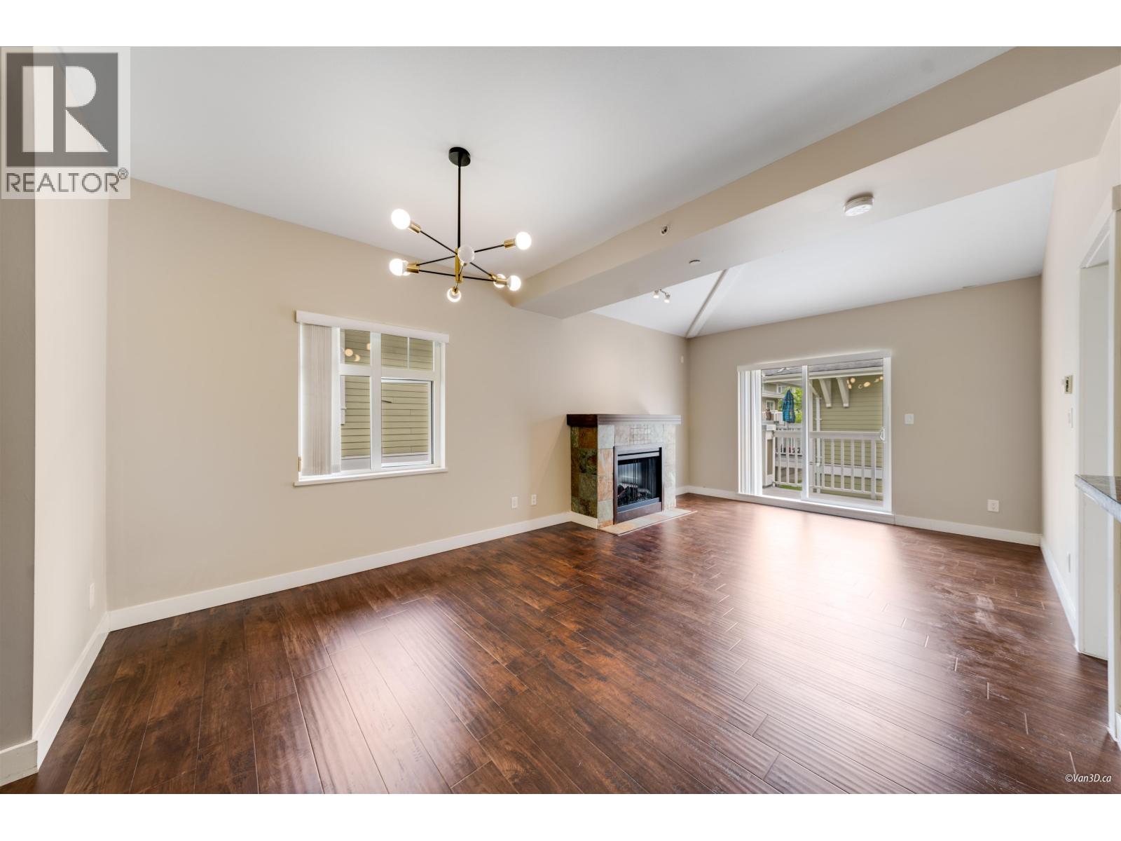 Photo 3 of 18 7388 Macpherson Avenue, Burnaby BC