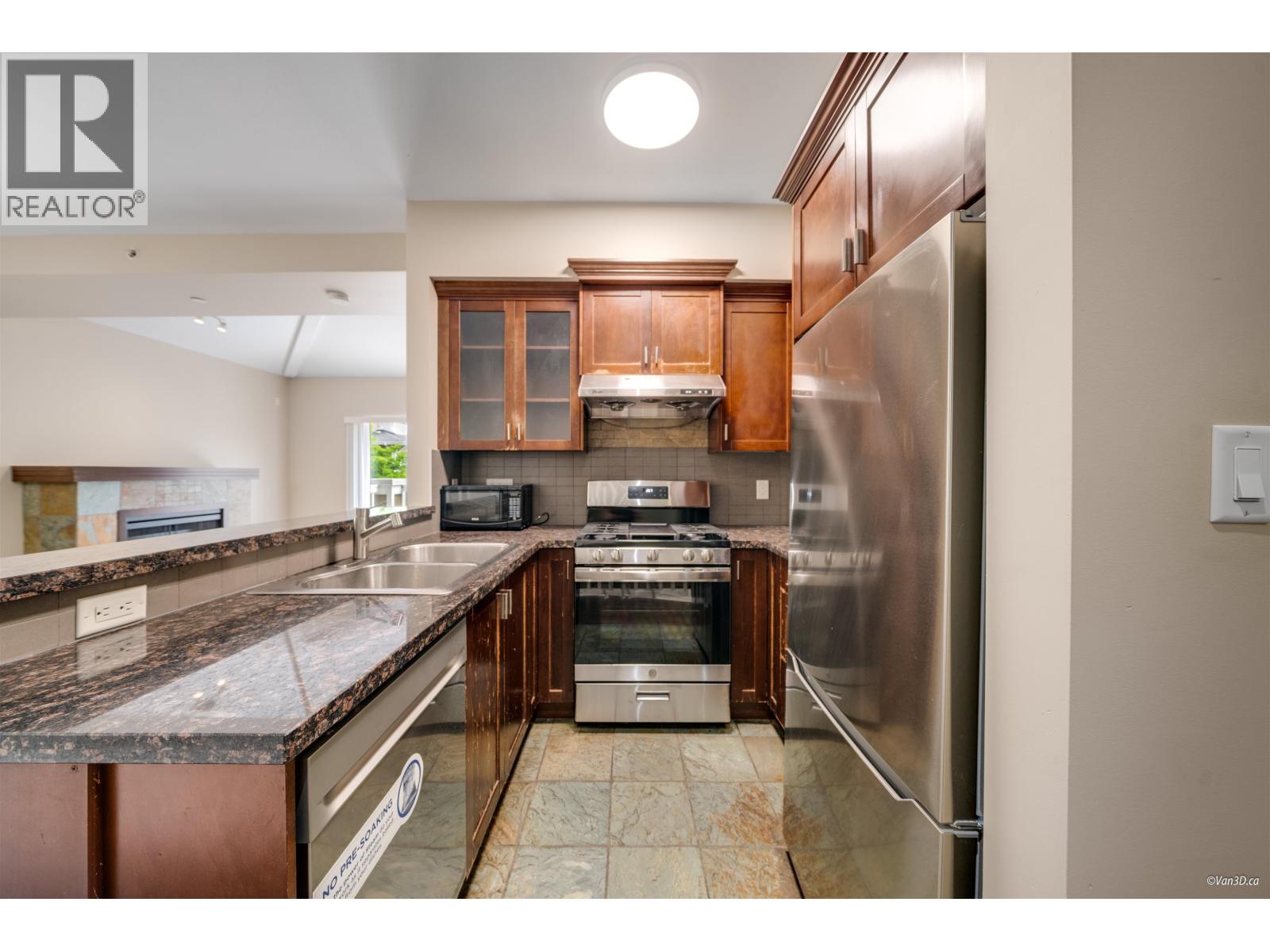 Photo 8 of 18 7388 Macpherson Avenue, Burnaby BC