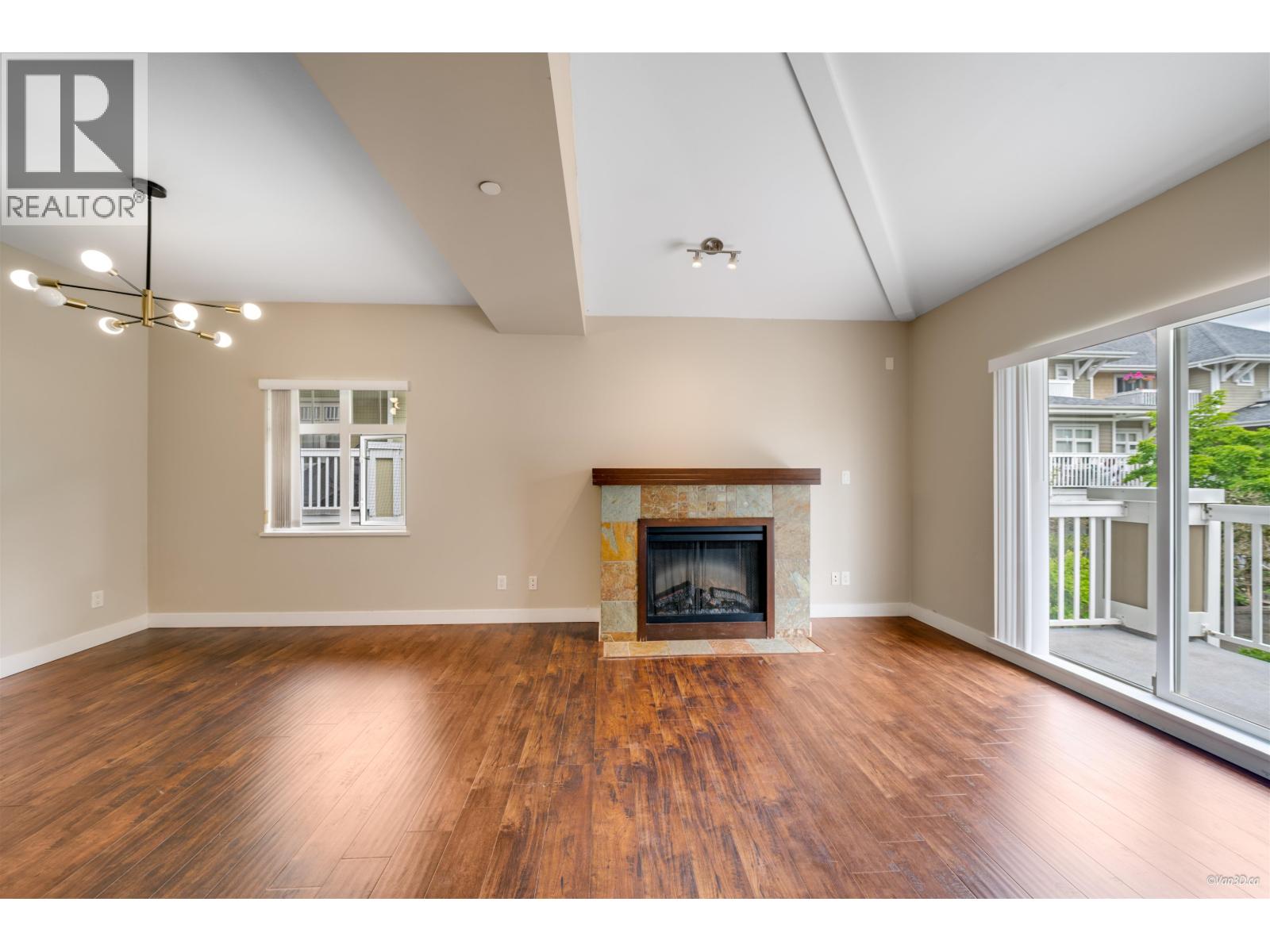 Photo 9 of 18 7388 Macpherson Avenue, Burnaby BC