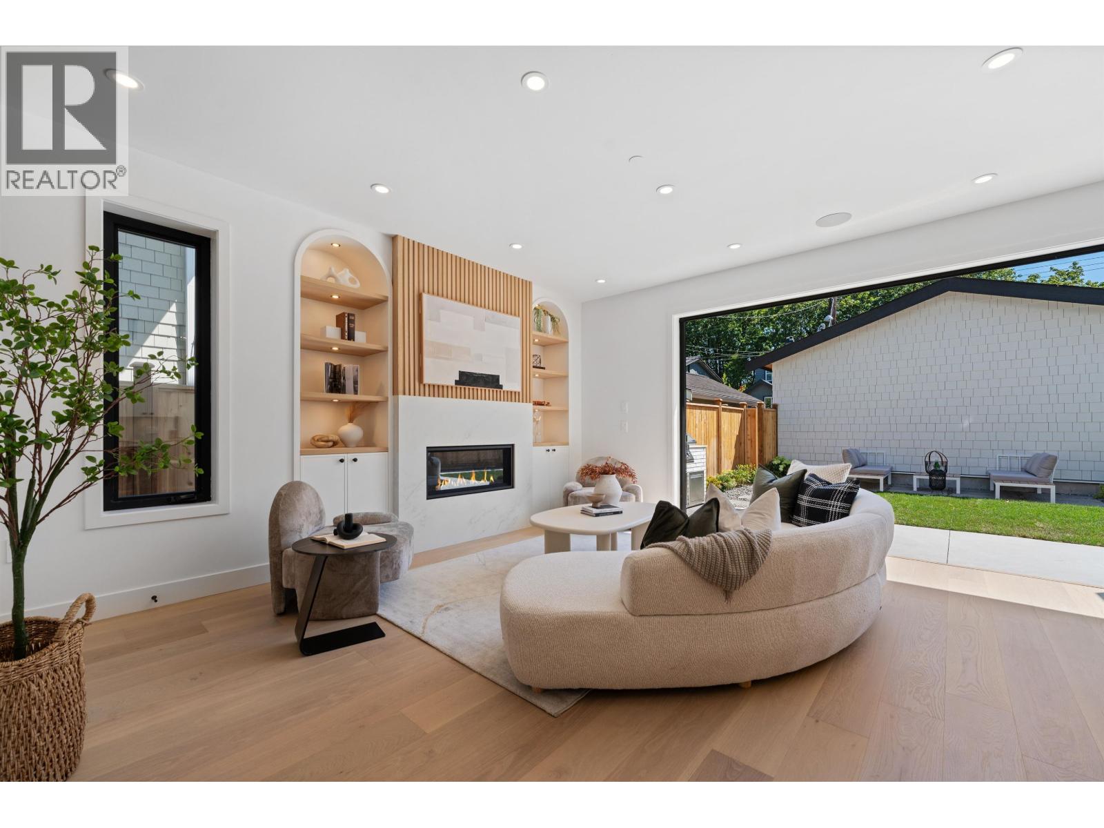 Photo 4 of 2 2846 W 12 Th Avenue, Vancouver BC