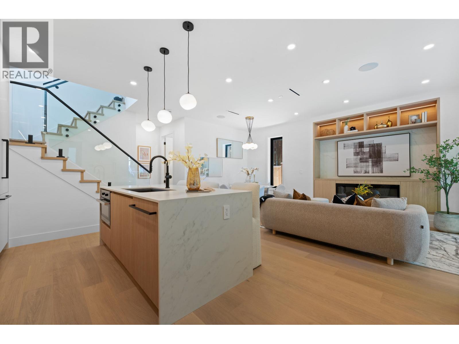 Photo 2 of 1 2858 W 12 Th Avenue, Vancouver BC