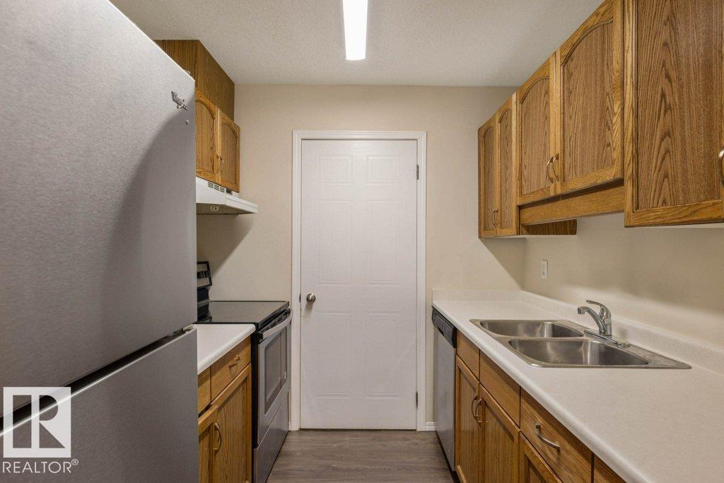 Photo 8 of 110 15503 106 St Nw, Edmonton AB