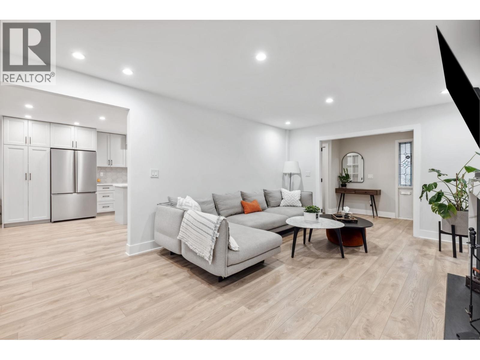 Photo 6 of 8360 Dayton Court, Richmond BC