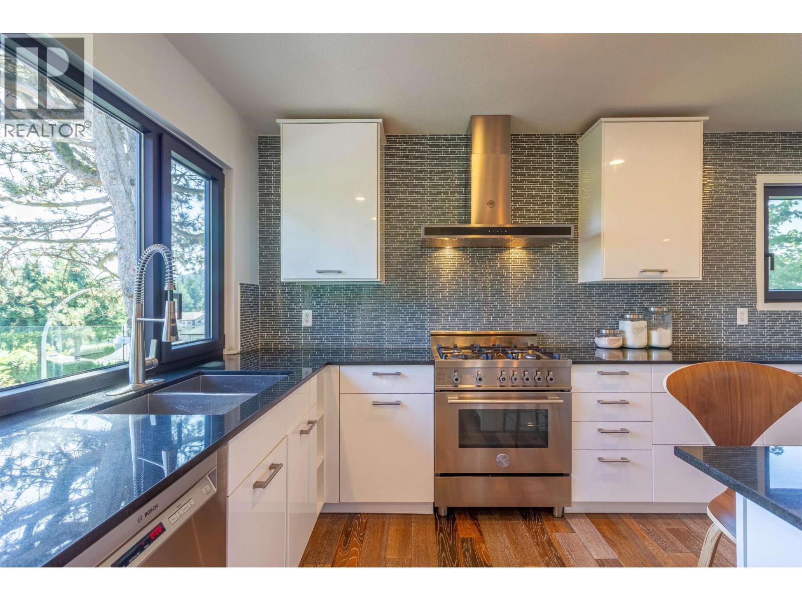 Photo 8 of 302 Oxford Drive, Port Moody BC