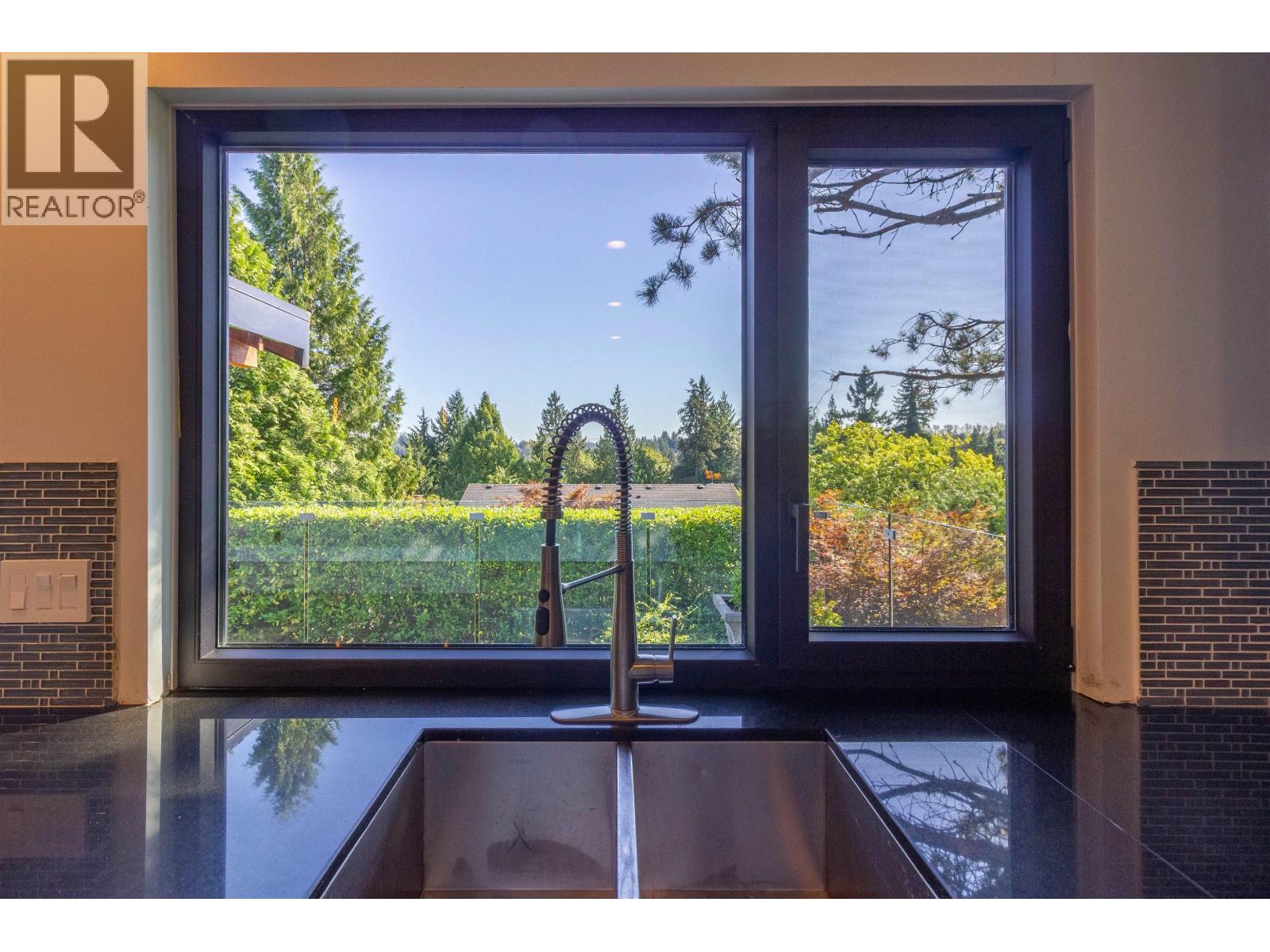 Photo 9 of 302 Oxford Drive, Port Moody BC