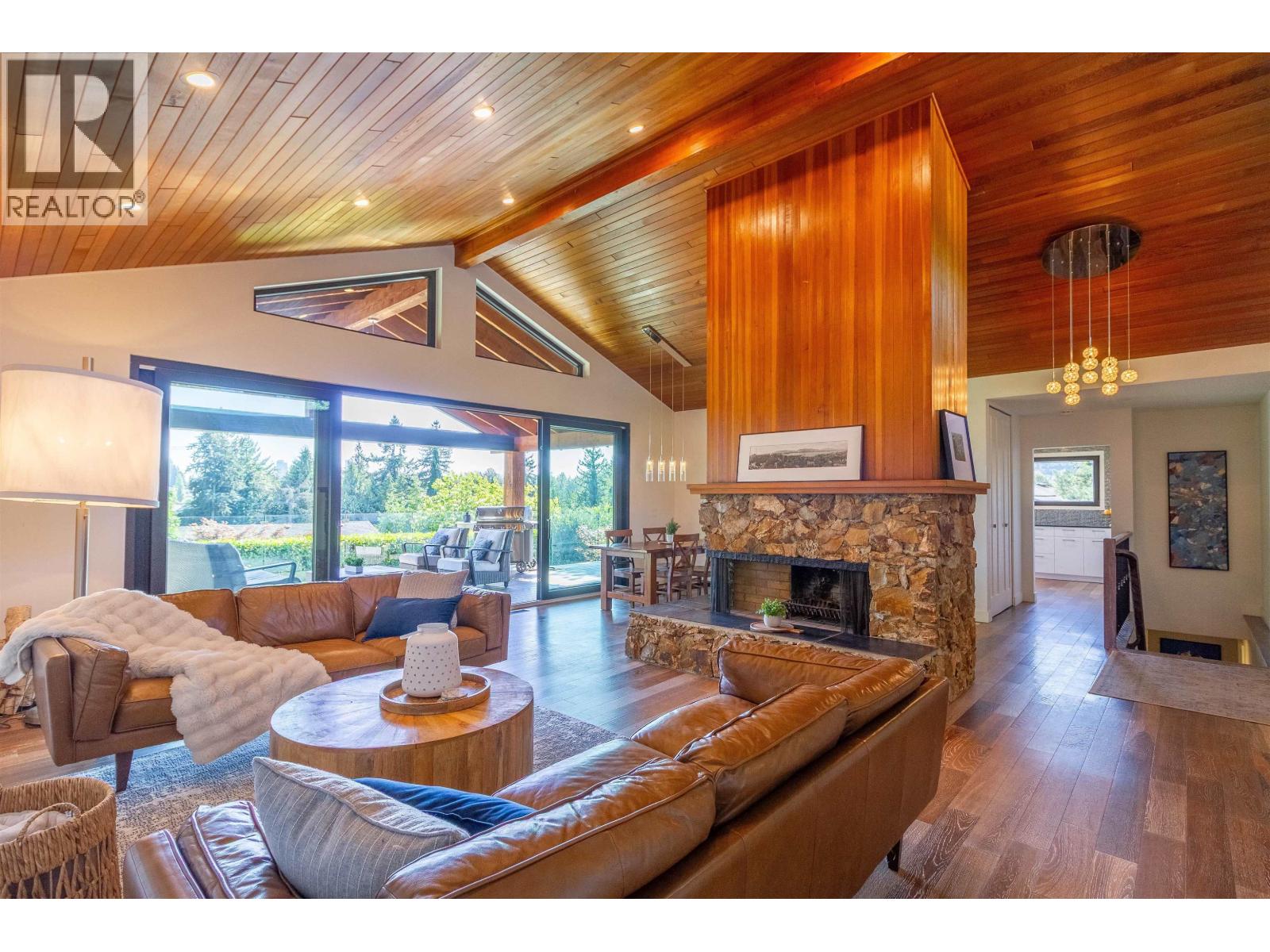 Photo 2 of 302 Oxford Drive, Port Moody BC