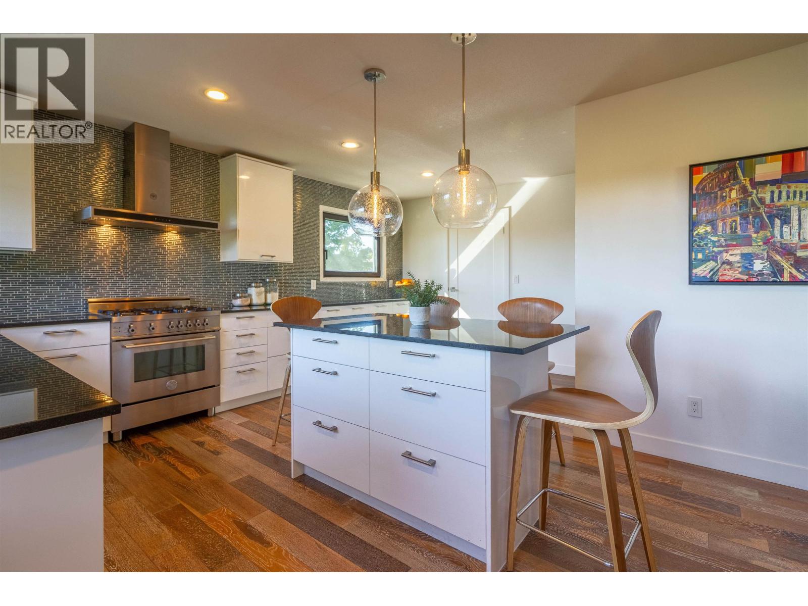 Photo 6 of 302 Oxford Drive, Port Moody BC