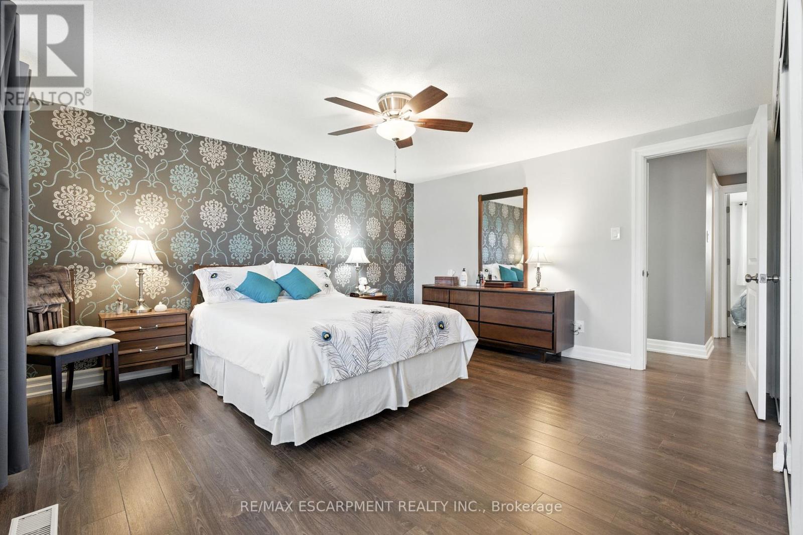 Photo 23 of 3 2254 Upper Middle Road, Burlington ON