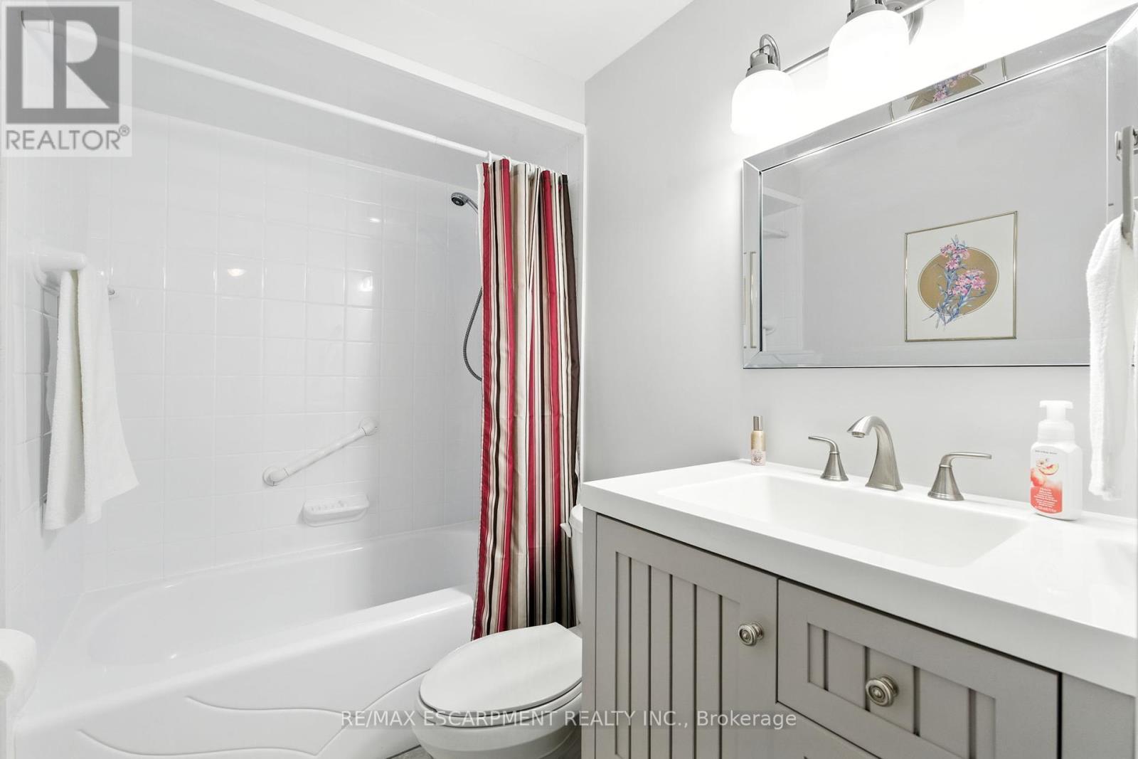 Photo 31 of 3 2254 Upper Middle Road, Burlington ON